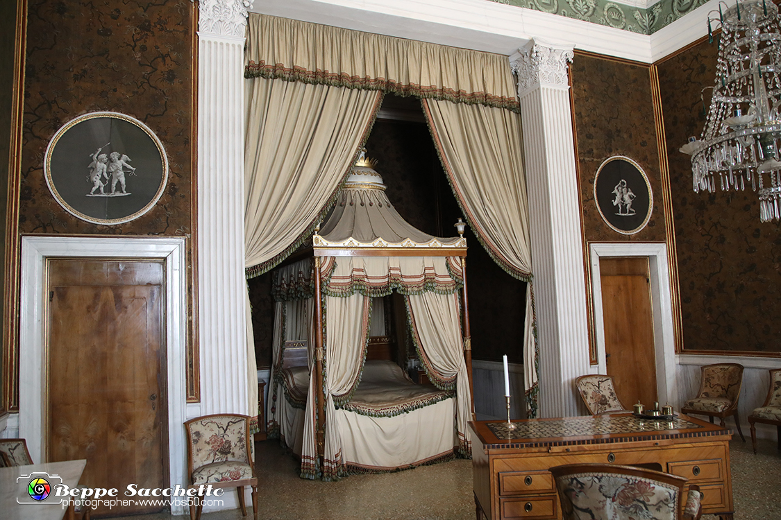 VBS_6698 - Villa Pisani - Stra (Venezia).jpg - STANZA DA LETTO DEL VICERE' EUGENIO DE BEAUHARNAIS  Questa camera da letto fa parte dell'appartamento del viceré Eugenio realizzato ai primi dell'Ottocento. Il letto a baldacchino è stato inserito nella preesistente struttura ad alcova: ai lati si trovano due porte, quella di sinistra comunica con un piccolo camerino di servizio, quella di destra dà accesso attraverso una scala al magnifico bagno al piano terreno. 